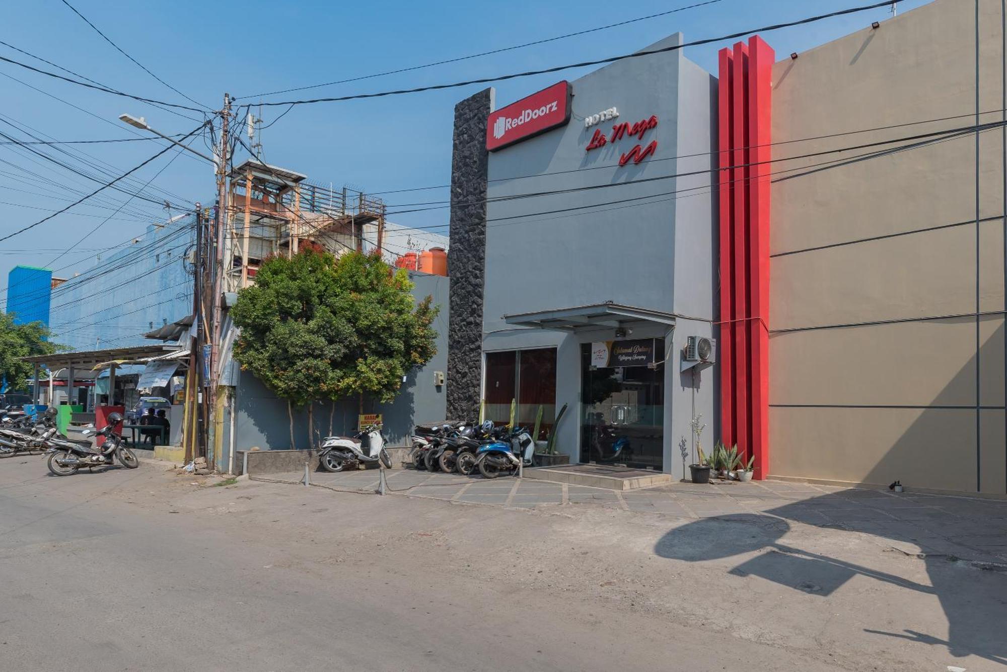 Reddoorz At La Mega Near Pasar Pagi Cirebon Hotel Exterior photo